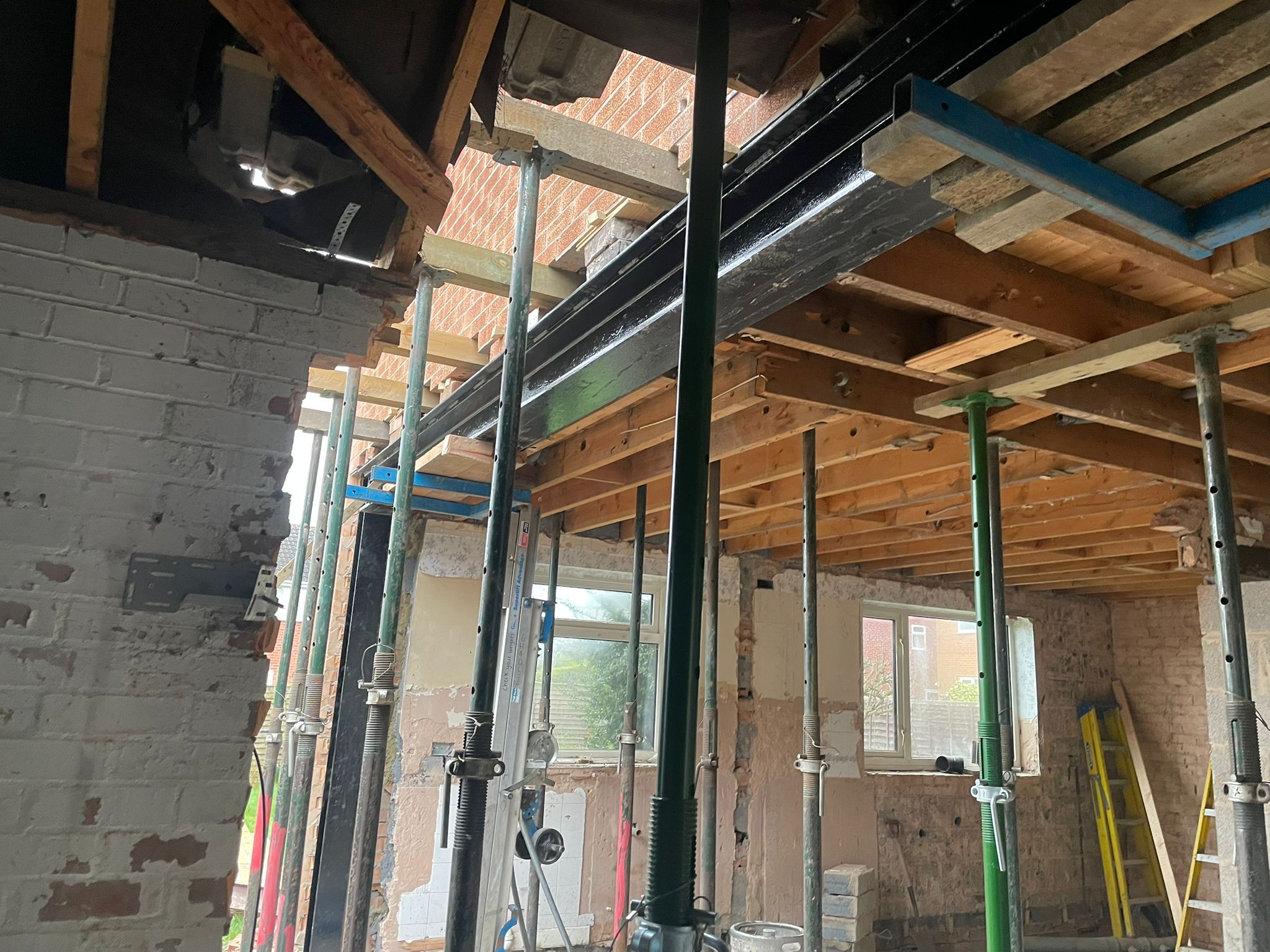 Temporary structural propping during steel beam installation